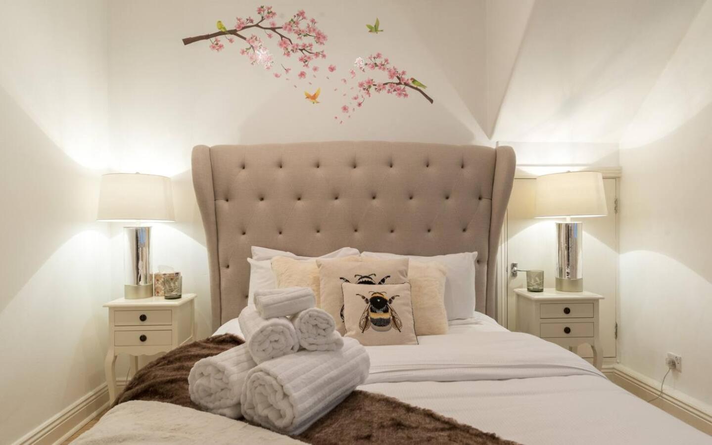 Spacious 1 Bed Sloane Square * Londra